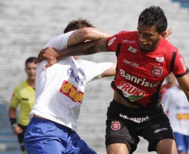 Cleverson marcou gol ainda no primeiro tempo, mas a arbitragem anulou. Foto: Carlos Insaurriaga