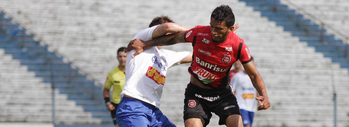 Cleverson marcou gol ainda no primeiro tempo, mas a arbitragem anulou. Foto: Carlos Insaurriaga