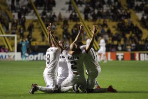 Comemoração após o bonito gol de Éder Sciola, que colocou o 2 a 0 no placar. Foto: Carlos Insaurriaga
