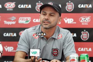 João Goulart concedeu entrevista coletiva nesta tarde de sexta (Foto: Carlos Insaurriaga)