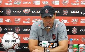 Clemer concedeu entrevista coletiva após o treino desta quinta (Foto: Captura/TV Xavante)