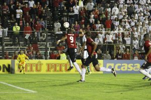 De cabeça, Lincom marcou o gol da vitória Xavante. Foto: Jonathan Silva